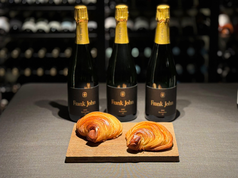 Weinprobe Sekt und Croissant